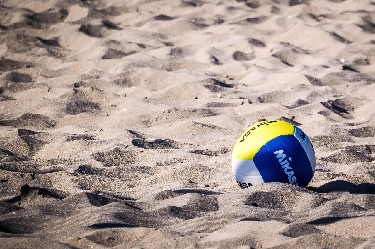 Beachvolleyball Beachvolleyball liegt im Sand