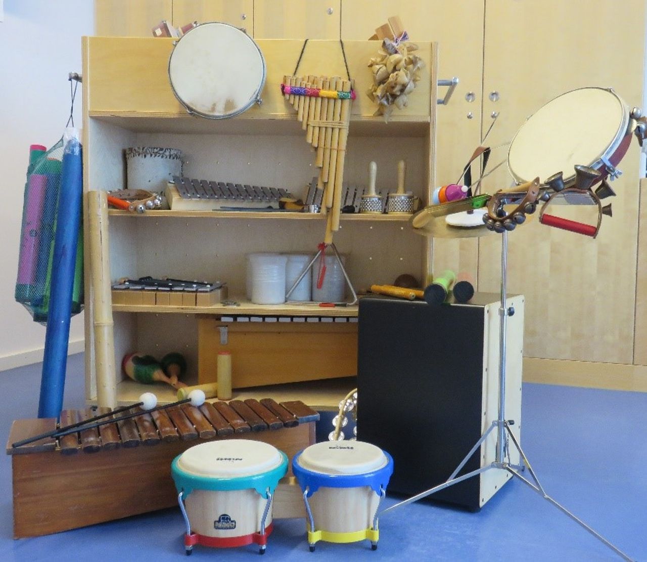 abgestellte Musikinstrumente