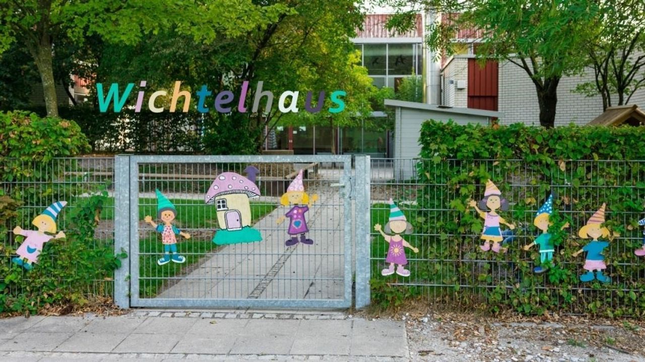 Ein Zaun mit der Aufschrift Wichtelhaus