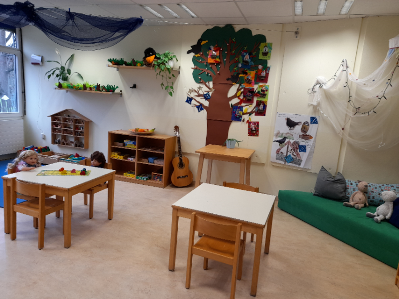 Ein Zimmer mit Tischen, Stühlen und anderen Sitzmöglichkeiten.