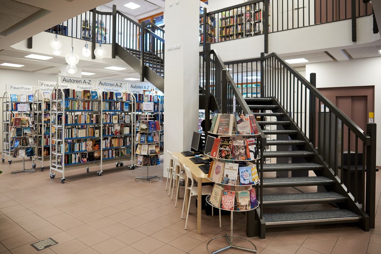 Empfangsbereich in der Gemeindebücherei Eingangsbereich der Gemeindebücherei Gröbenzell mit der Treppe in den 1. Stock