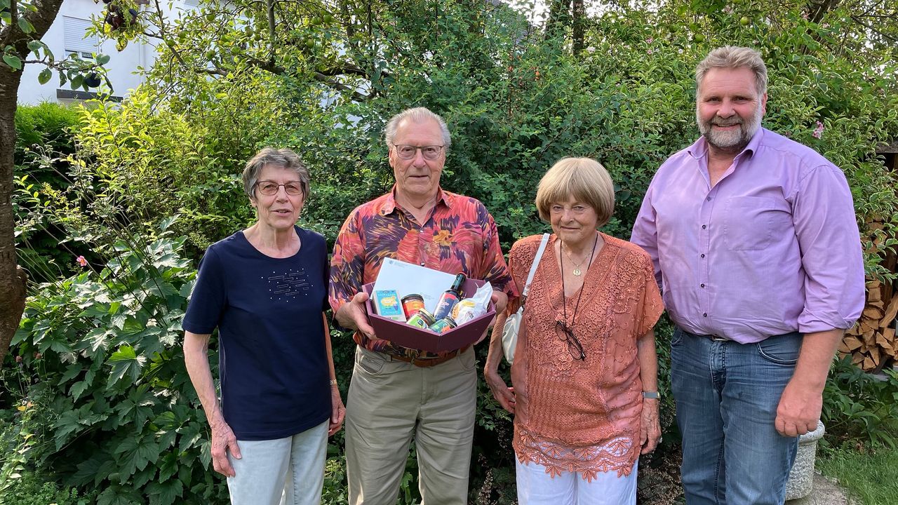 Erster Bürgermeister Martin Schäfer mit Netten Nachbarn Renate und Max Stadelmann und Tippgeberin Viola Höfler