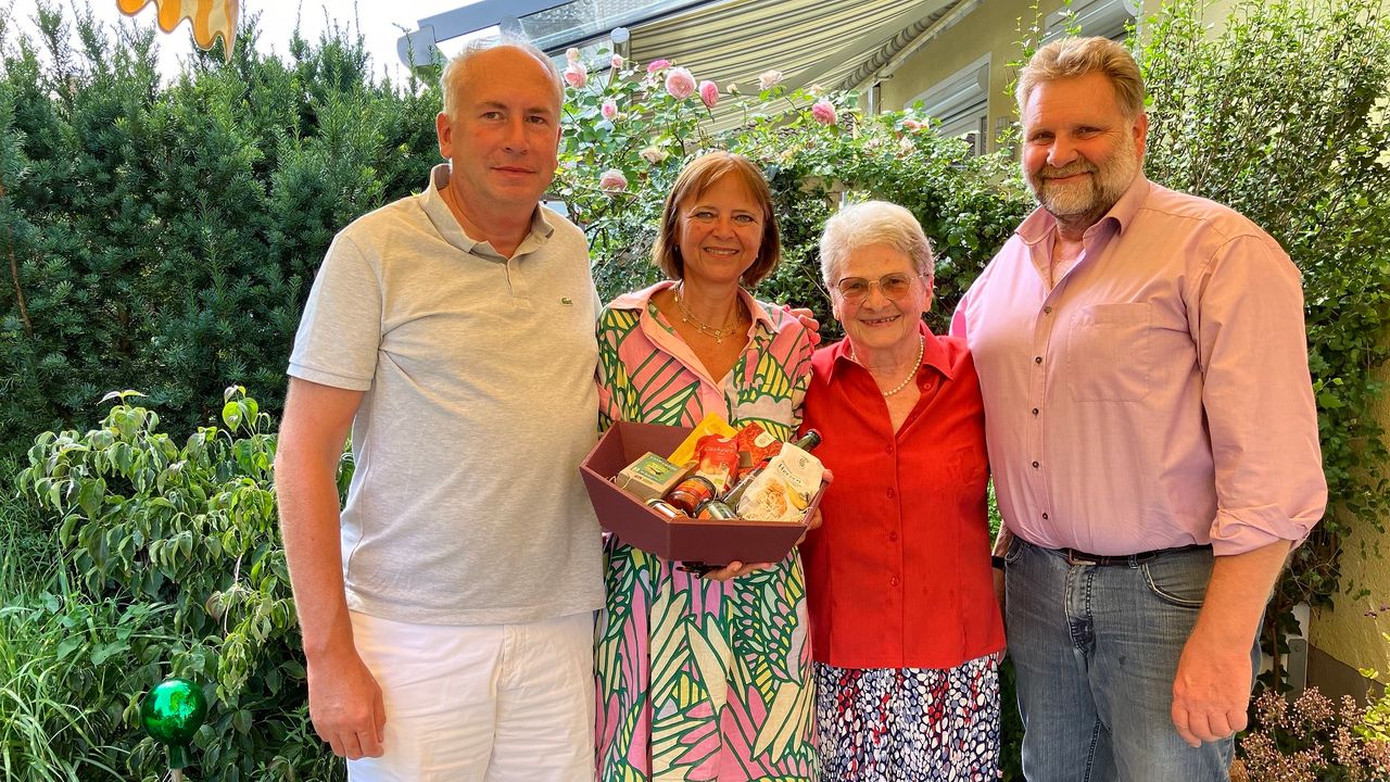 Erster Bürgermeister Martin Schäfer mit Netten Nachbarn Gabriele und Michele Bravin und Tippgeberin Hildegard Döllner