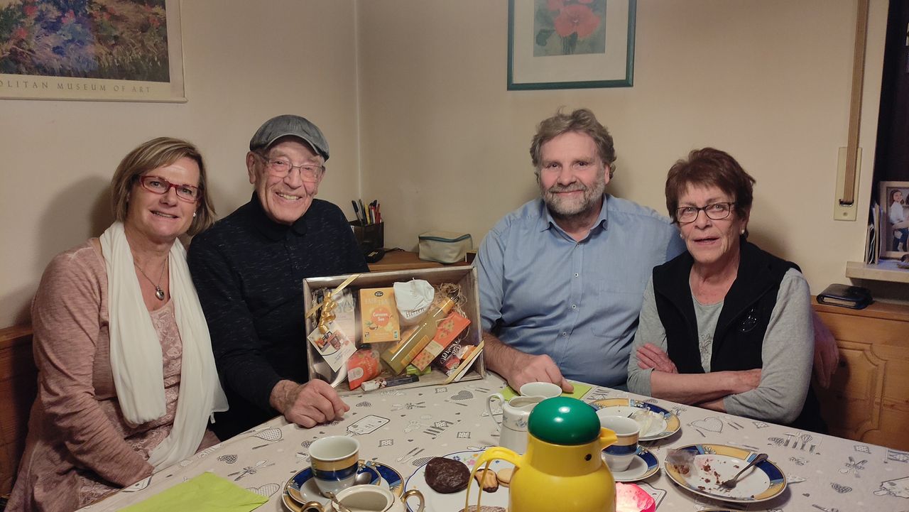 Erster Bürgermeister Martin Schäfer mit Netten Nachbarn Erika und Albert Zinkl und Tippgeberin Angela Kühbeck-Eibl