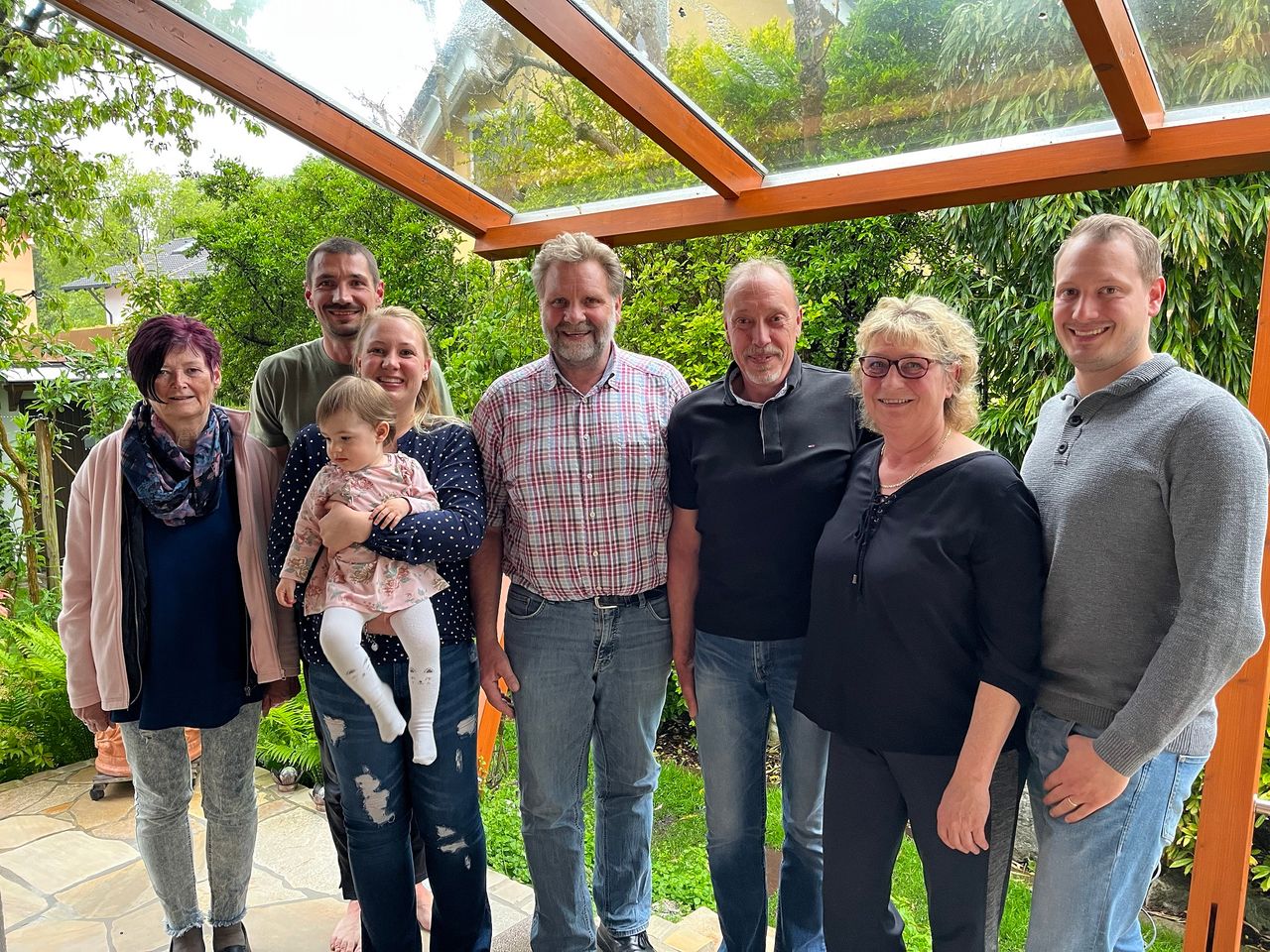 Erster Bürgermeister Martin Schäfer mit den Netten Nachbarn Konrad und Elke Gruber sowie Ihrer Familie und Tippgeberin Helga Hartl