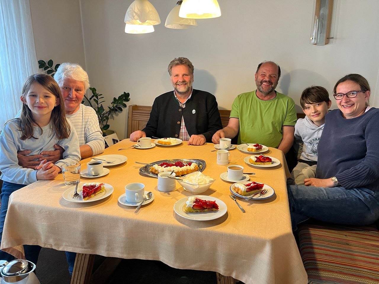 Gemeinsames Beisammensein der Familie Praller und Erstem Bürgermeister Martin Schäfer bei Kaffee und Kuchen.