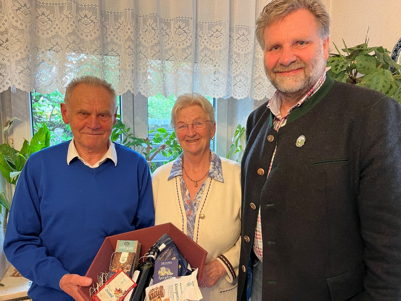 Erster Bürgermeister Martin Schäfer mit den Netten Nachbarn Irmgard und Werner Löscher