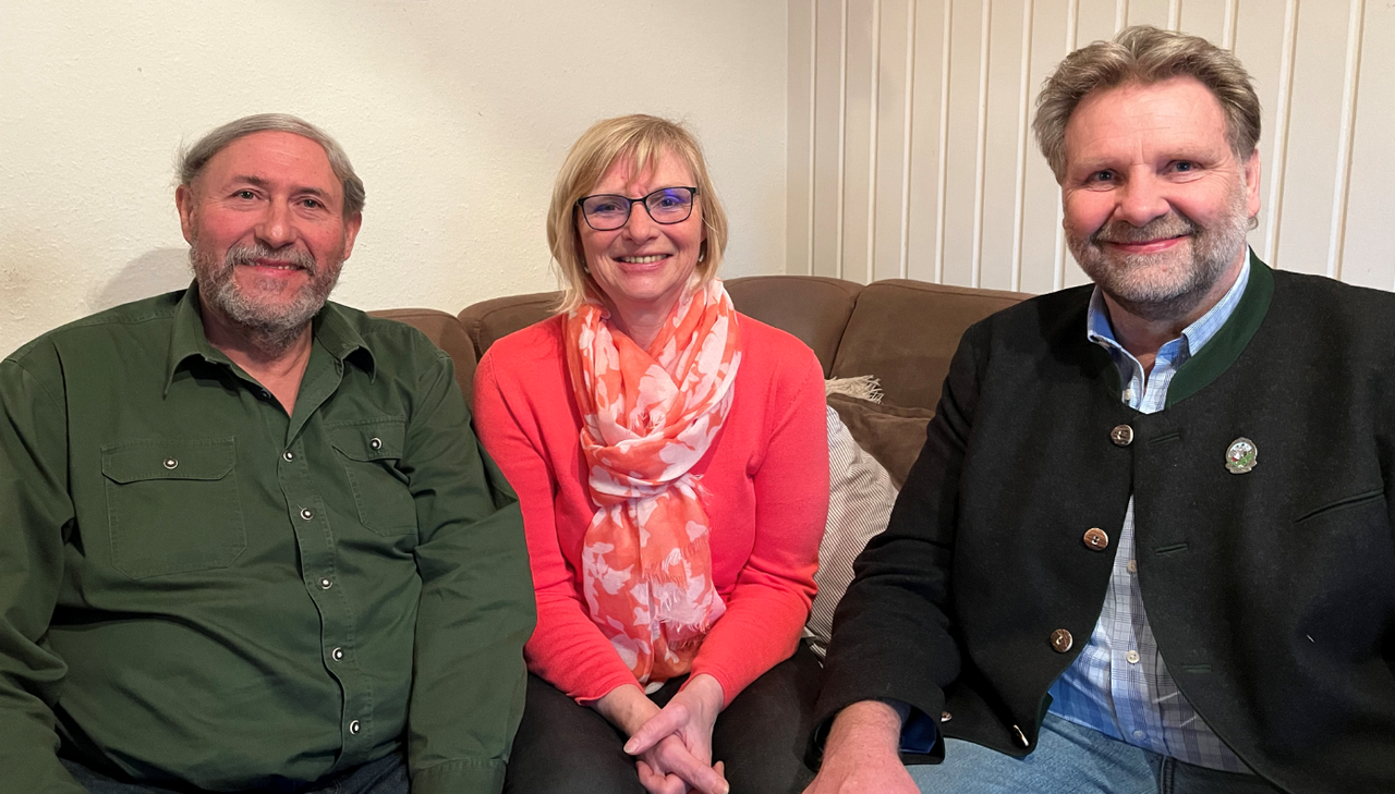 Netter Nachbar Robert Schweyer mit seiner Frau Gabriele Schweyer und Ersten Bürgermeister Martin Schäfer