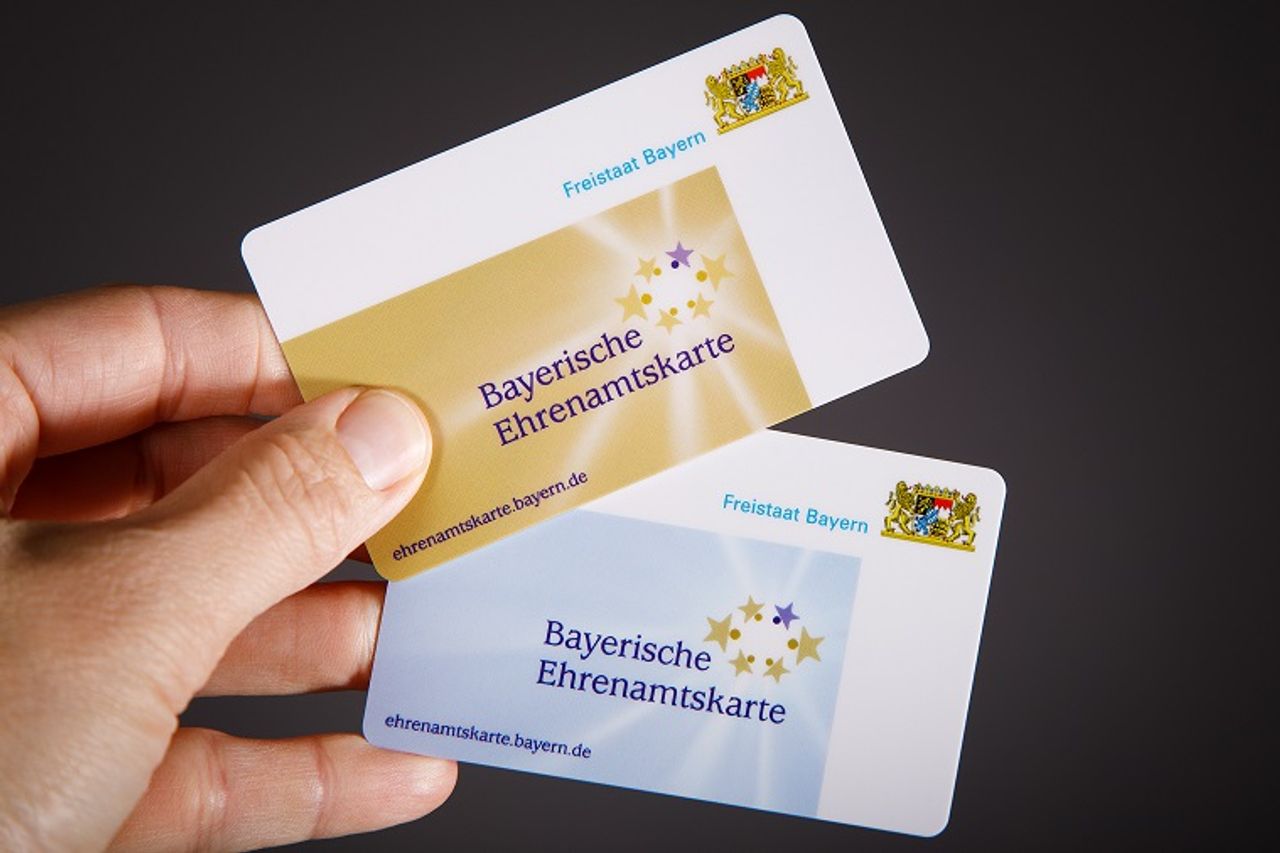 bayerische Ehrenamtskarte in gold und blau