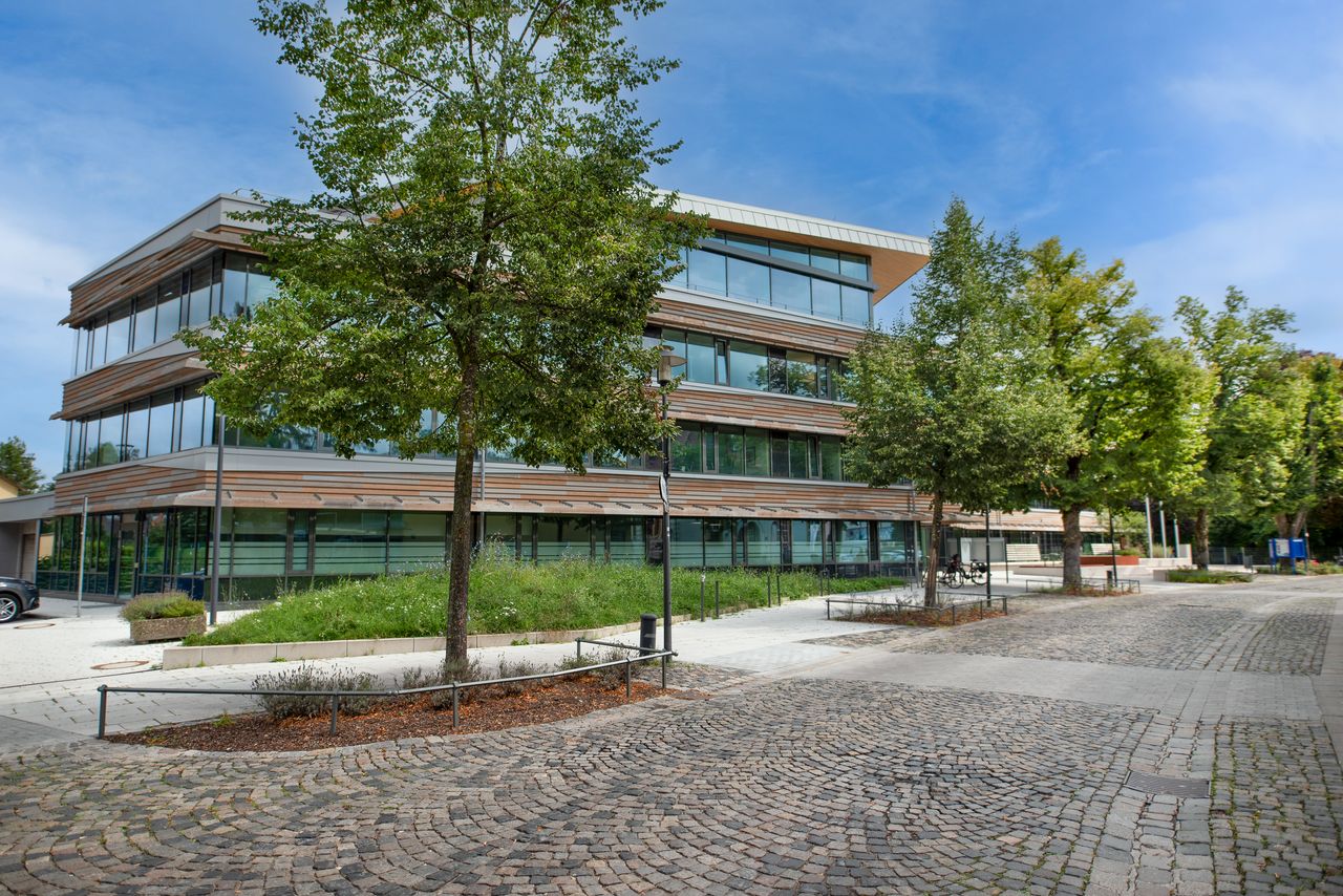 Außenansicht des Gröbenzeller Rathauses Außenansicht des Gröbenzeller Rathauses, im Vordergrund die gepflasterte Rathausstraße