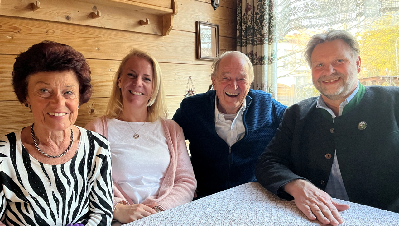 Inge und Uwe Lenhart auf der heimischen Eckbank, dazwischen Anja Brandmeyr, die sie vorgeschlagen hat und ganz rechts Erster Bürgermeister Martin Schäfer.