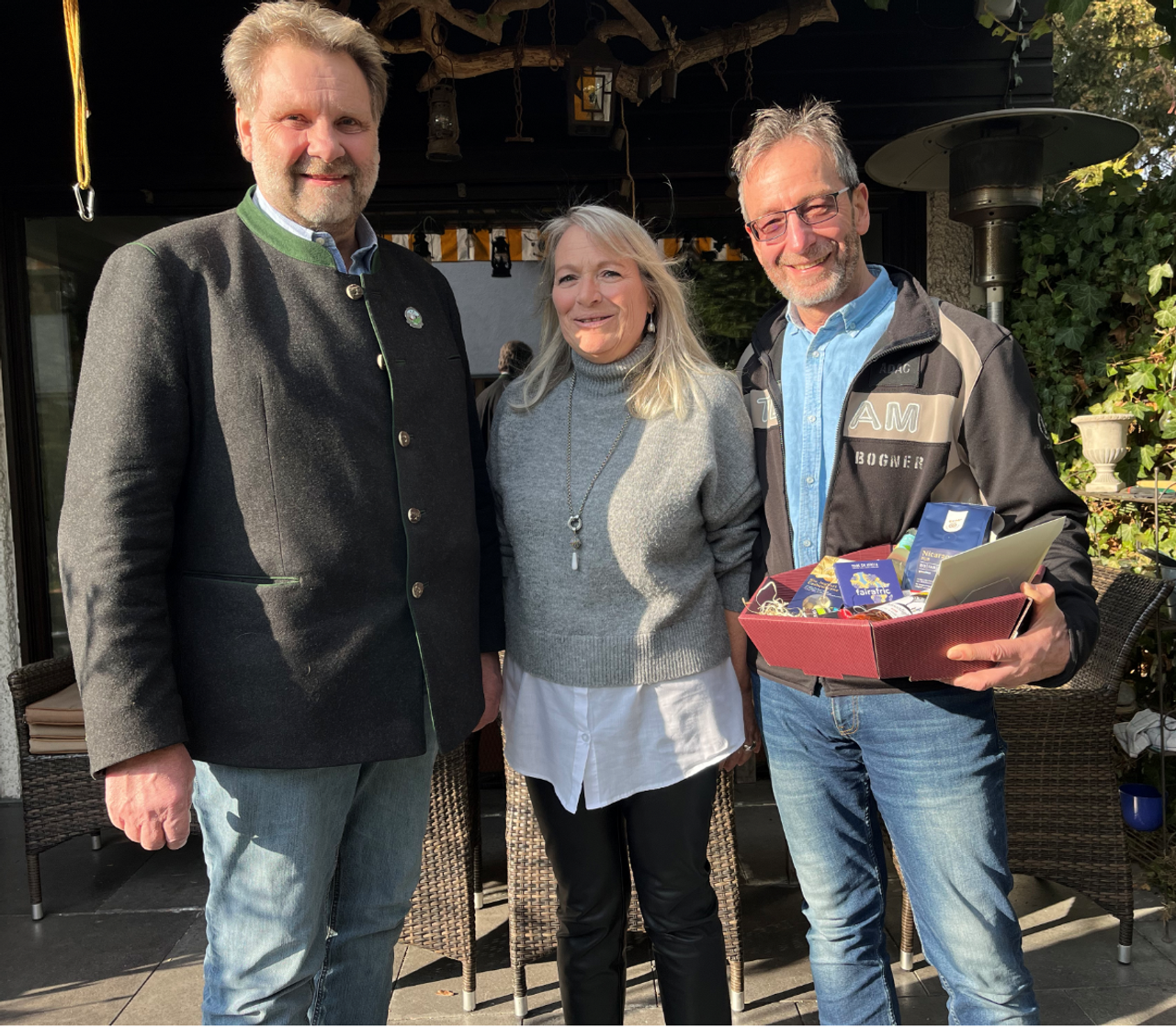 Übergabe des Geschenkkorbes an die Netten Nachbarn Claudia und Dieter Porsch vom Ersten Bürgermeister Martin Schäfer