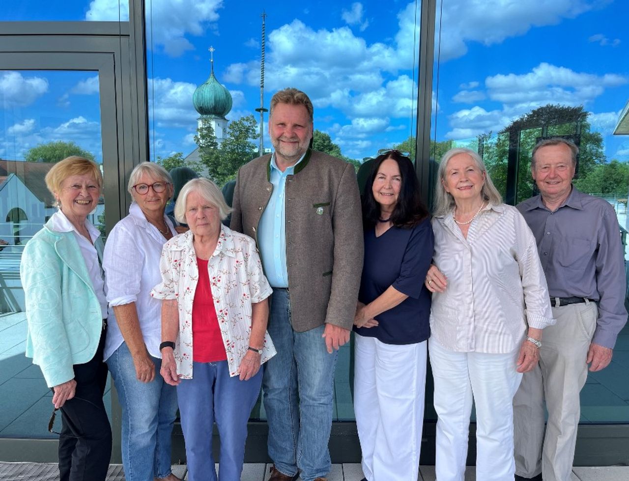 Erster Bürgermeister Martin Schäfer mit den Netten Nachbarn Annemarie Schlegel, Gertrud Kojer, Brigitte Sixt, Heide Lang, Eugen Schlegel und Tippgeberin Anneberbel Laßmann