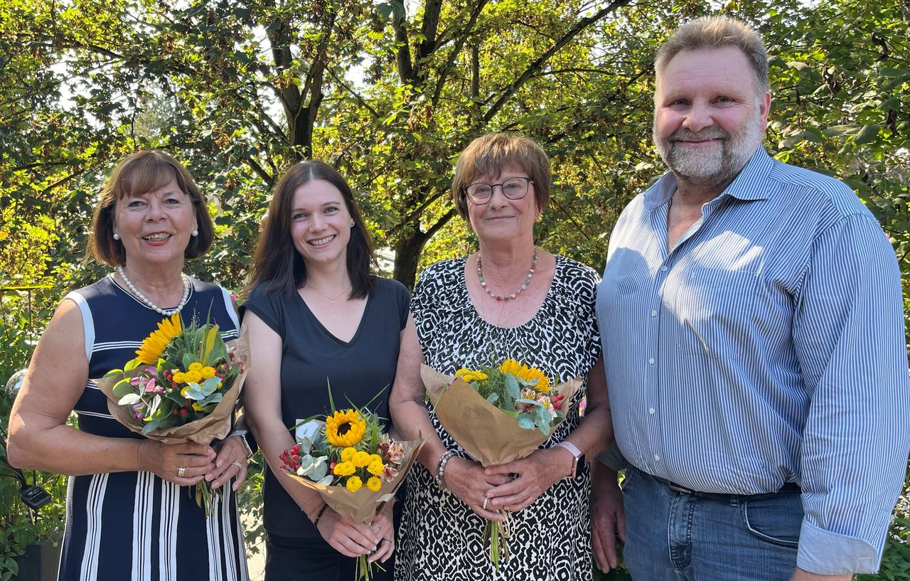 Brigitte Deckert, Carla Campanasoiu und Ingrid Schaf gemeinsam mit Erstem Bürgermeister Martin Schäfer