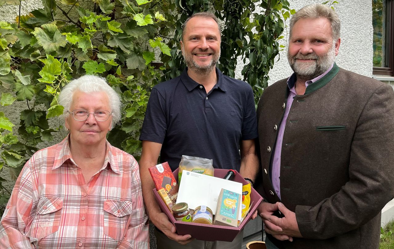 Netter Nachbar Ulf Grüner mit Tippgeberin Karin Mang und Erstem Bürgermeister Martin Schäfer