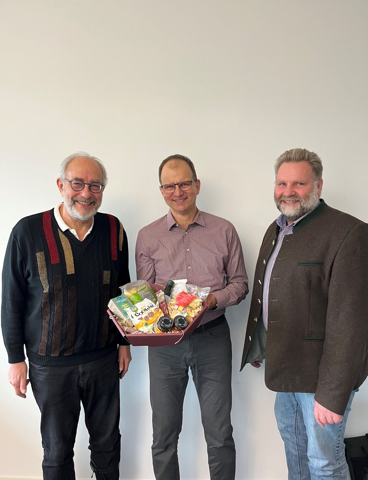 Tippgeber Eberhard Goihl und Netter Nachbar Harald Bock mit Erstem Bürgermeister Martin Schäfer.