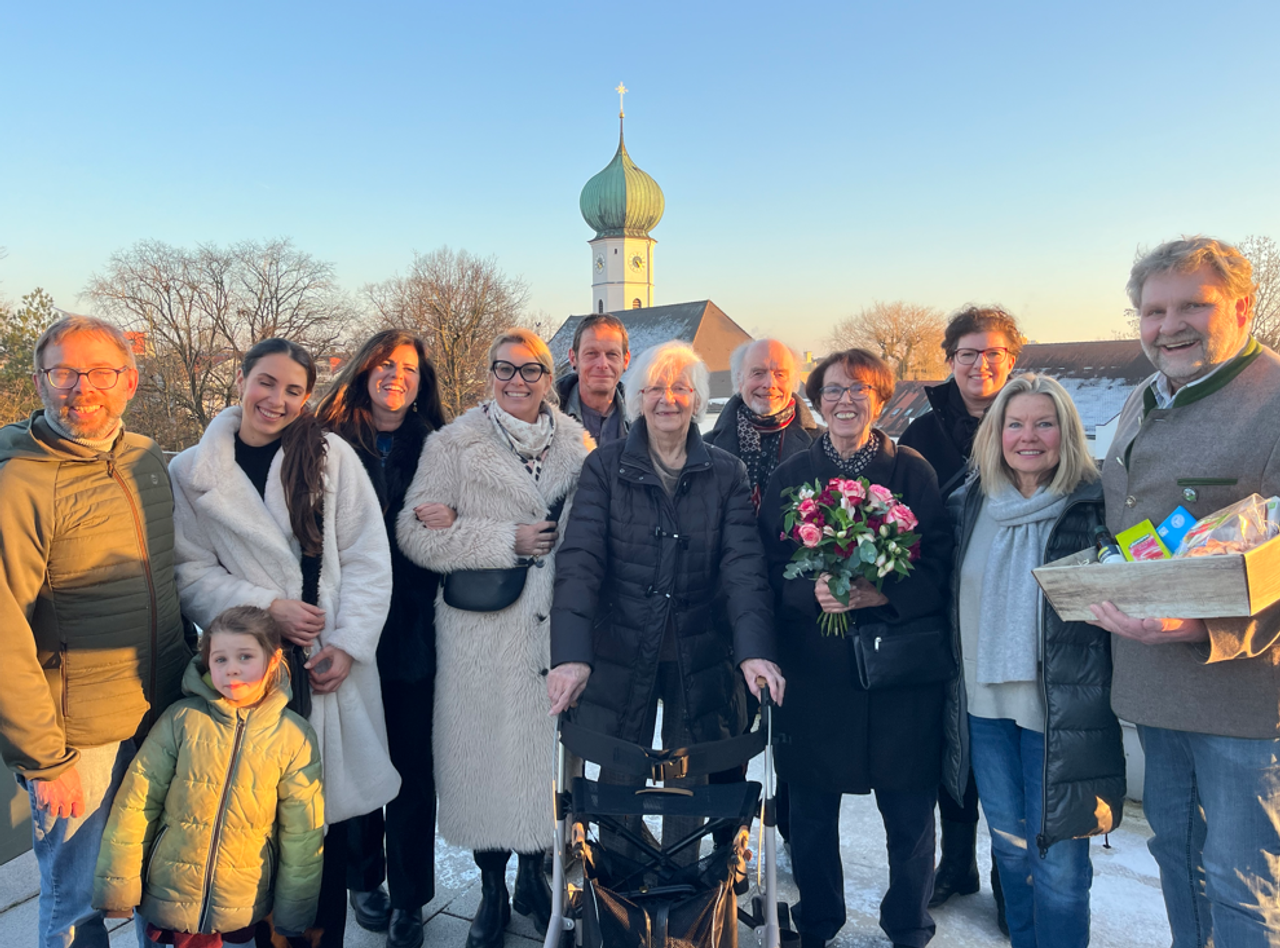 Danksagung für Karin Aschenbrenner mit Nachbarinnen und Nachbarn und Familie