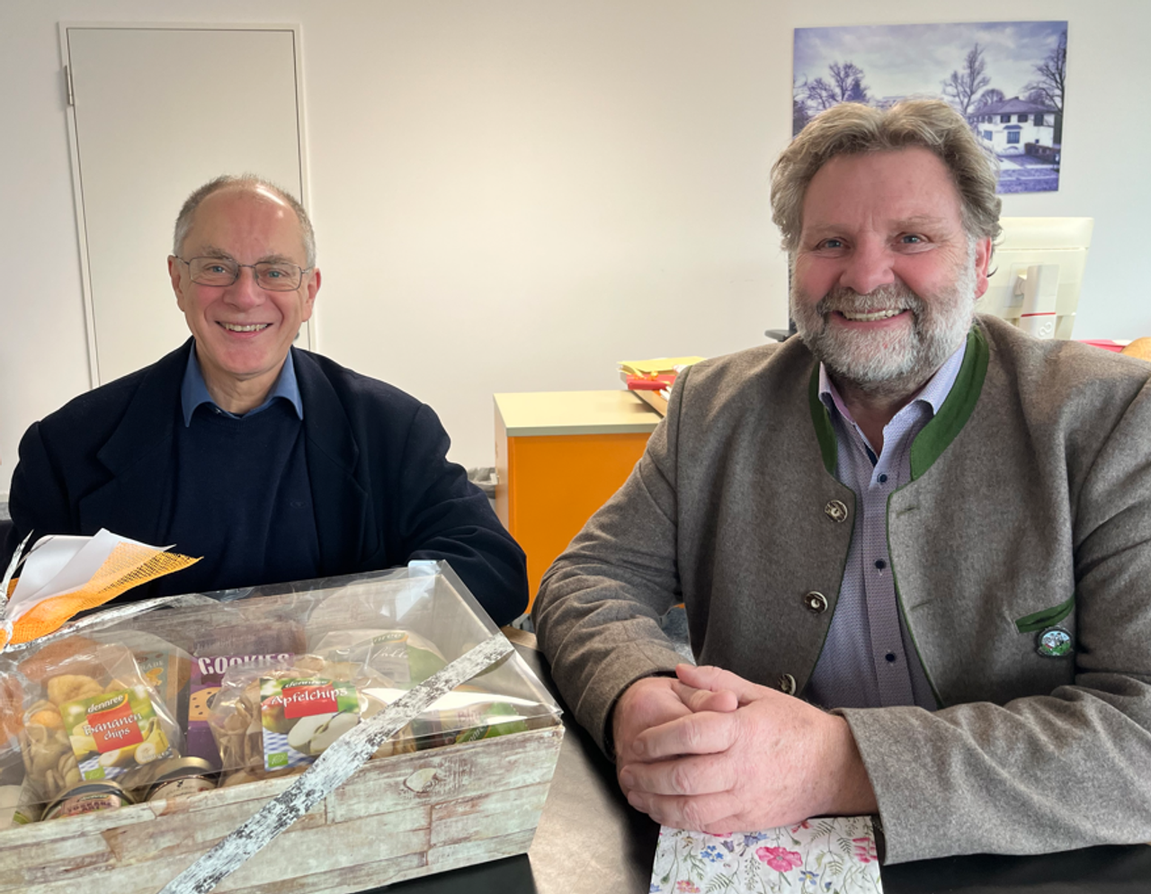 Erster Bürgermeister Martin Schäfer sitzt mit Nettem Nachbar Reinhard Friedl am Tisch.