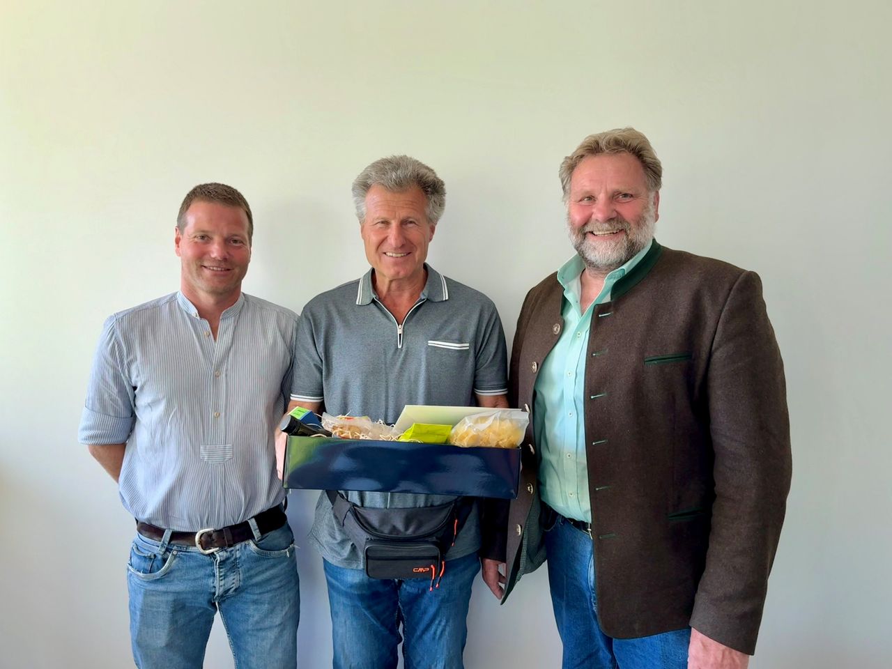 Netter Nachbar Rudolf Weber mit Geschenkkorb und Tippgeber Ulrich Eichinger und Erstem Bürgermeister Martin Schäfer
