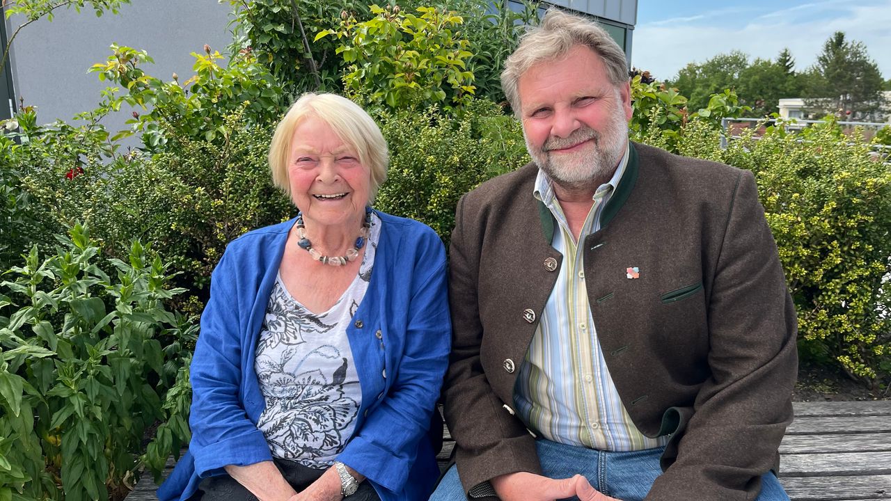 Susanne Direder wird geehrt als Nette Nachbarin und sitzt neben dem Ersten Bürgermeister Martin Schäfer.