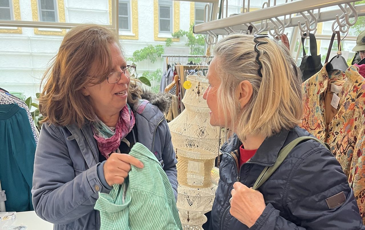 Zwei Frauen unterhalten sich beim Einkauf am Sommerflohmarkt beim Oekumenischen Sozialdienst