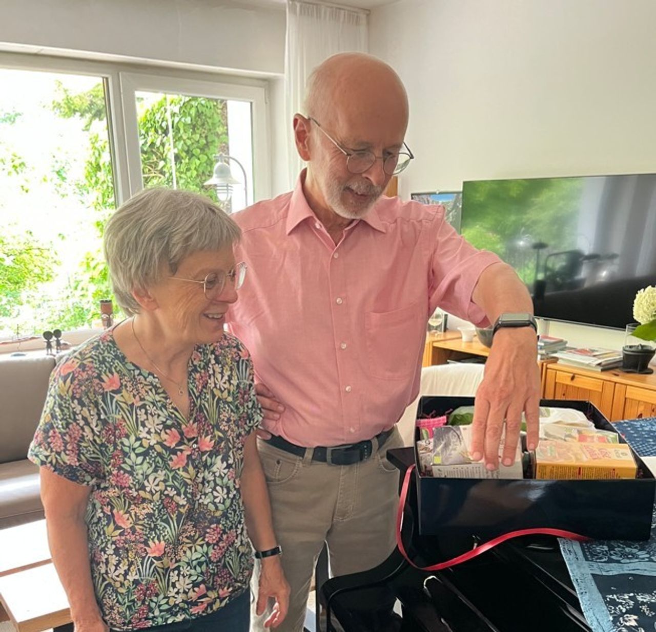 Nette Nachbarn Martina und Thomas Eilks schauen sich die Geschenke des Geschenkkorbs den Sie als Nette Nachbarn erhalten haben, ganz genau an.