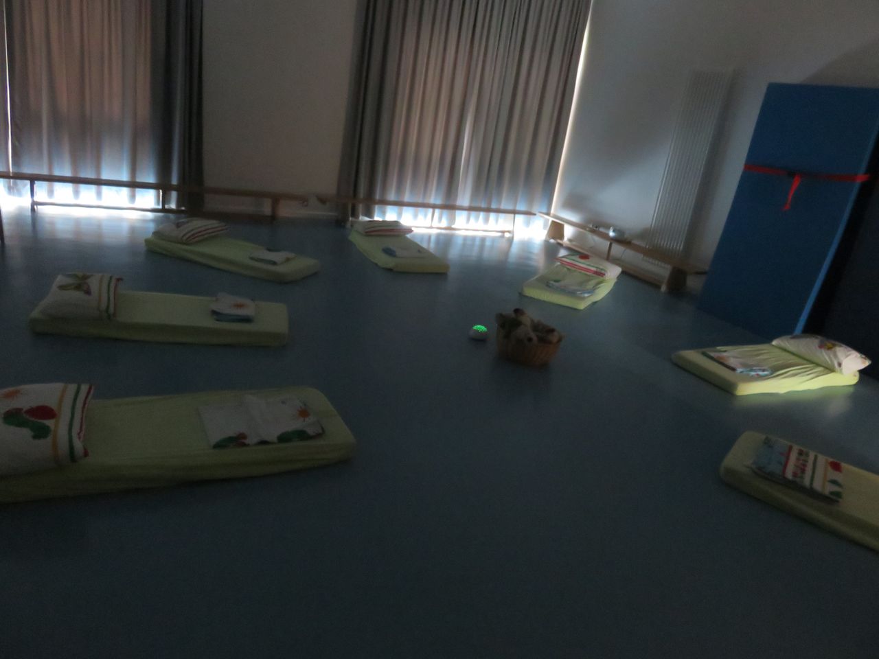 Kindergarten Flohkiste abgedunkelter Schlafraum in der Kita "Flohkiste"