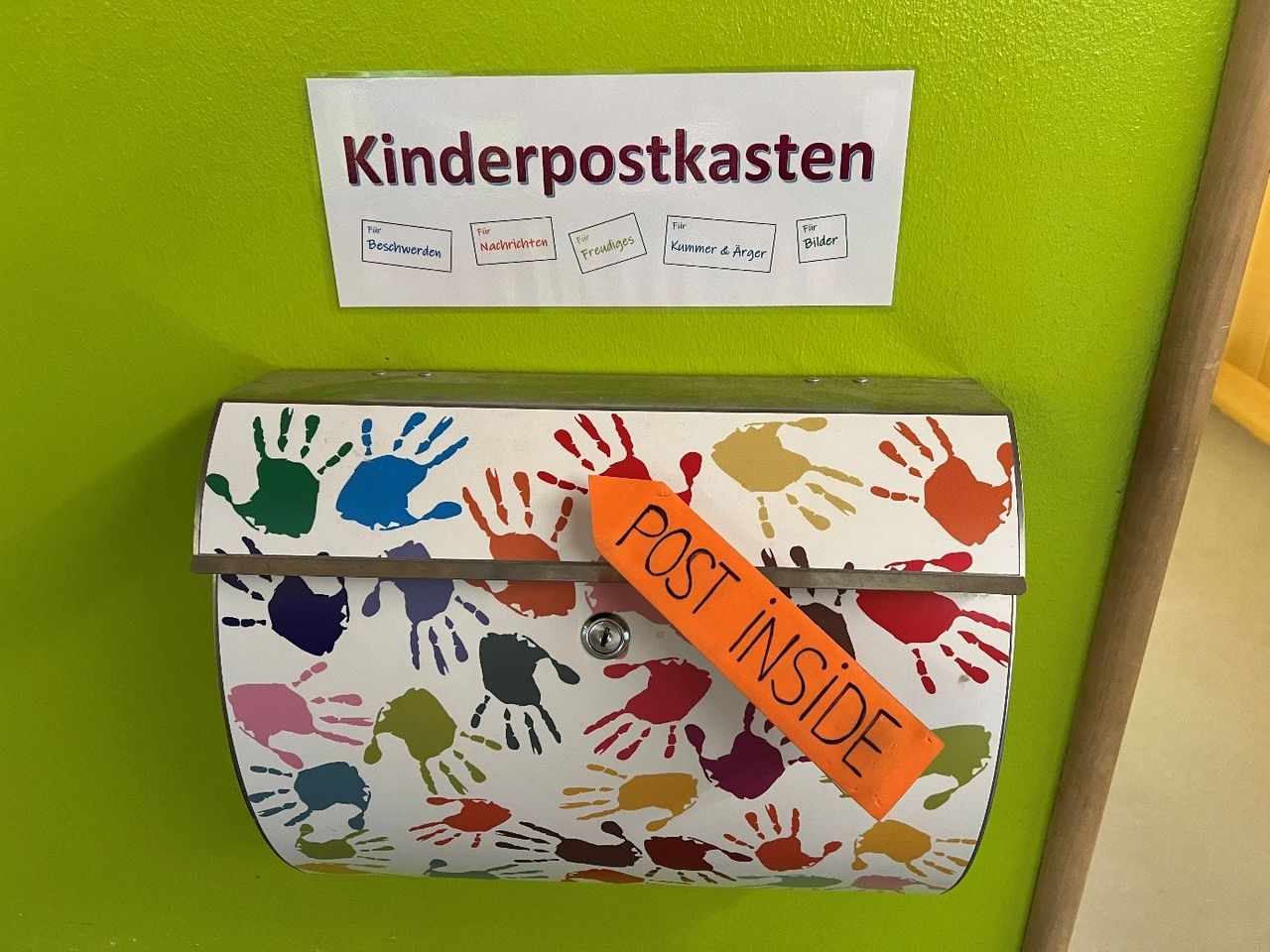 Detailaufnahme des "Kinderpostkastens" in der Kita "Flohkiste": Postkasten mit Handabdrücken