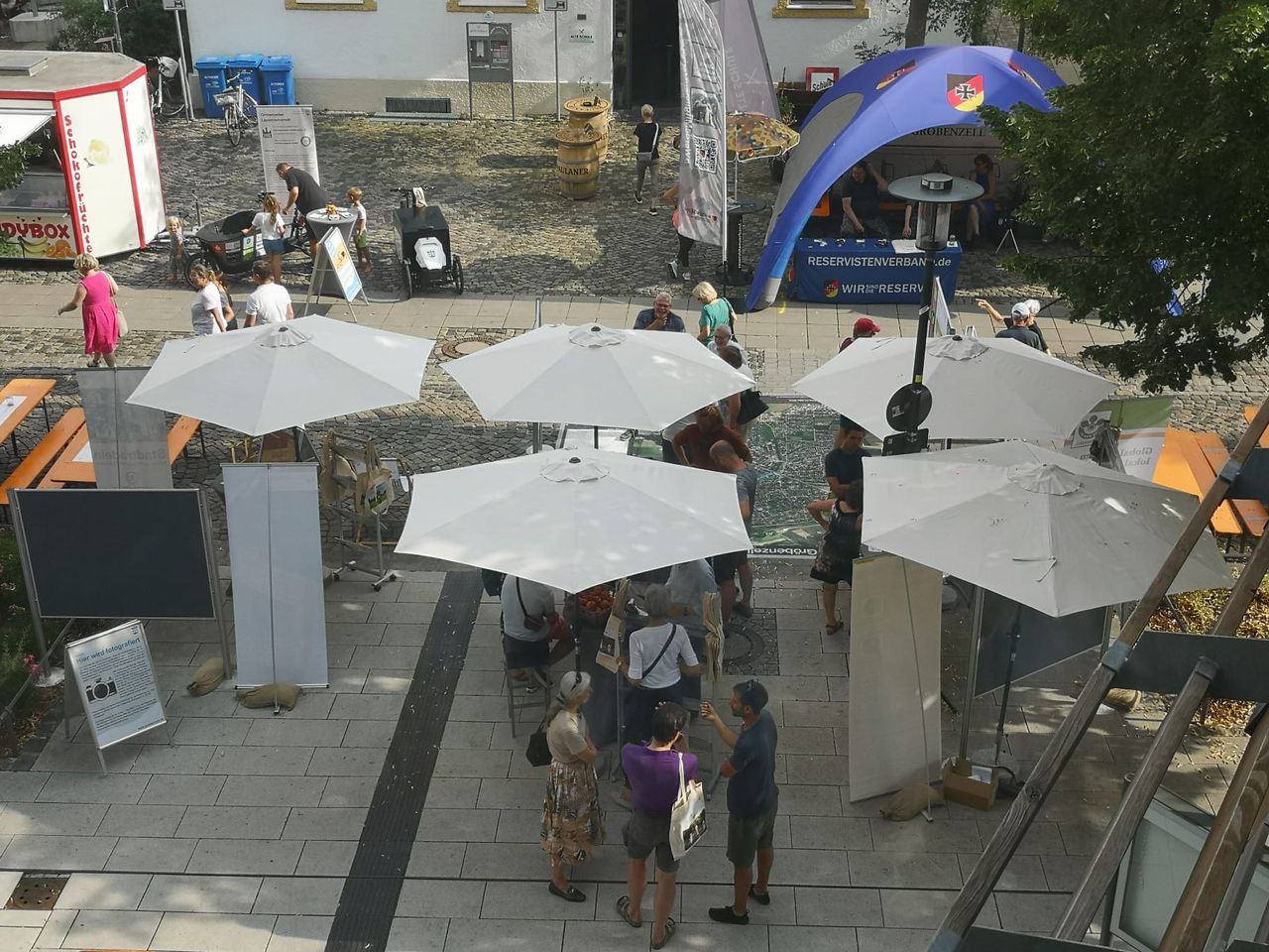 Stand zur Umgestaltung der Kirchenstraße auf dem Bürgerfest  Die Sonnenschirme am Stand der Gemeinde auf dem Bürgerfest von oben gesehen