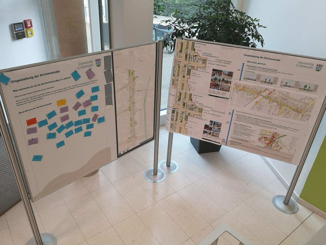 Stellwände mit Plakaten zur Umgestaltung der Kirchenstraße im Rathaus-Foyer Stellwände mit Plakaten zur Umgestaltung der Kirchenstraße im Rathaus-Foyer