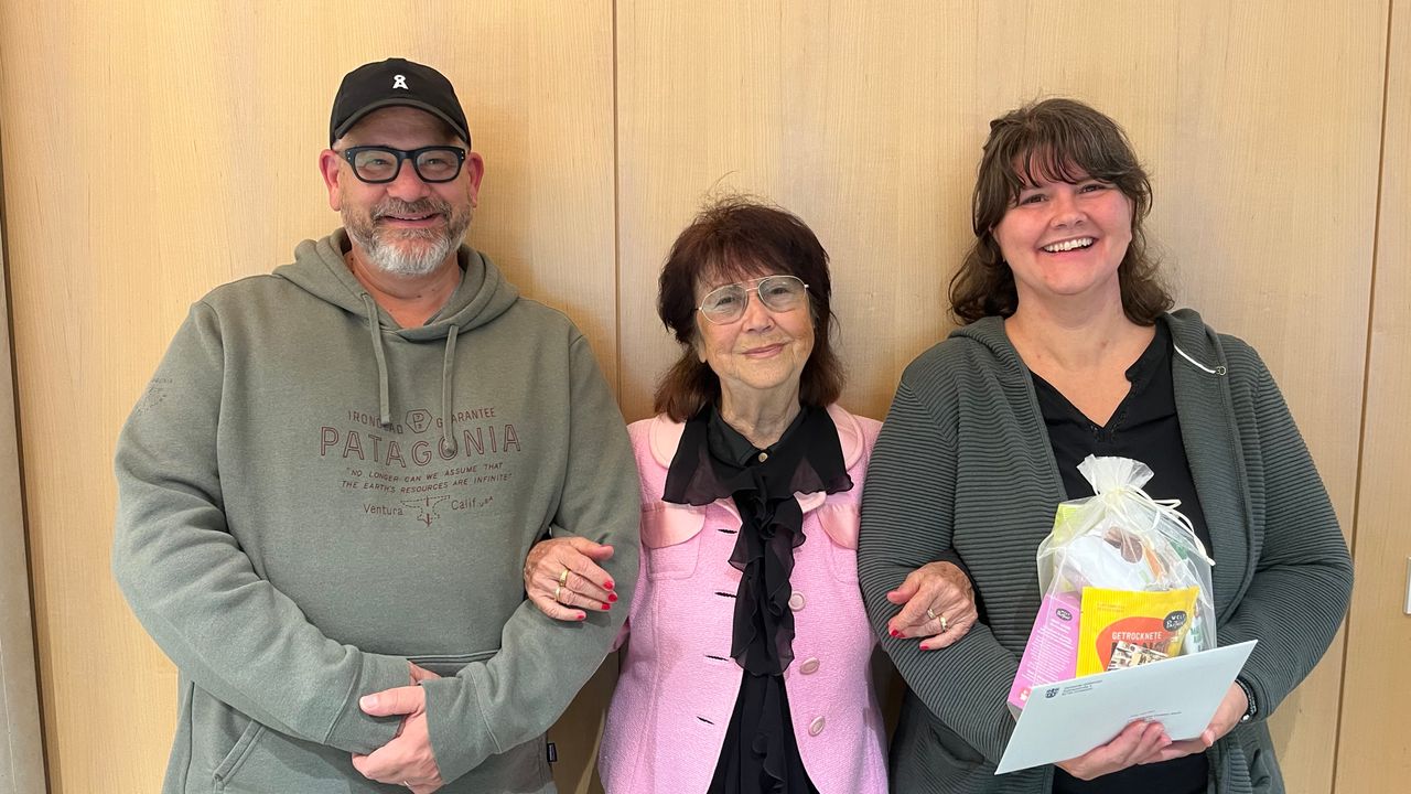 Die Netten Nachbarn stehen mit der Tippgeberin zusammen