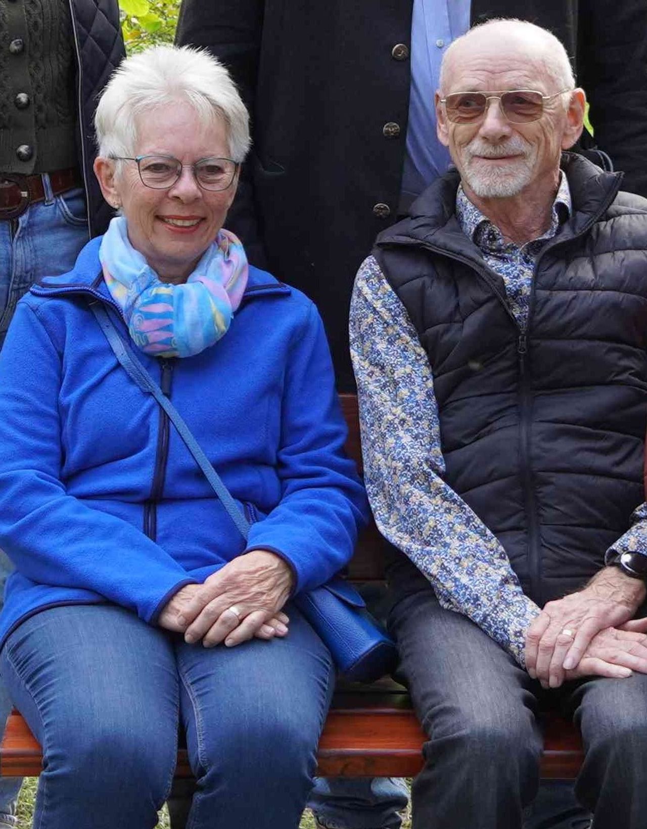 Nette Nachbarn strahlen und halten Geschenkkorb