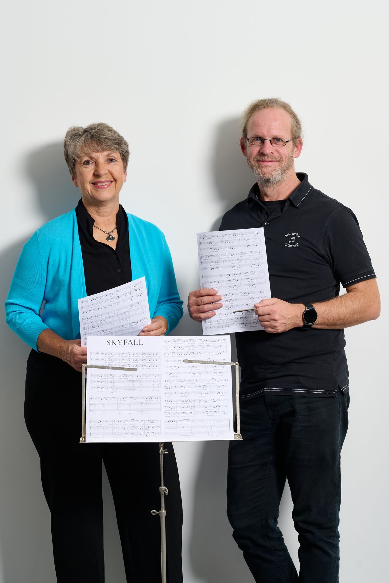 Zwei Personen mit Notenblatt