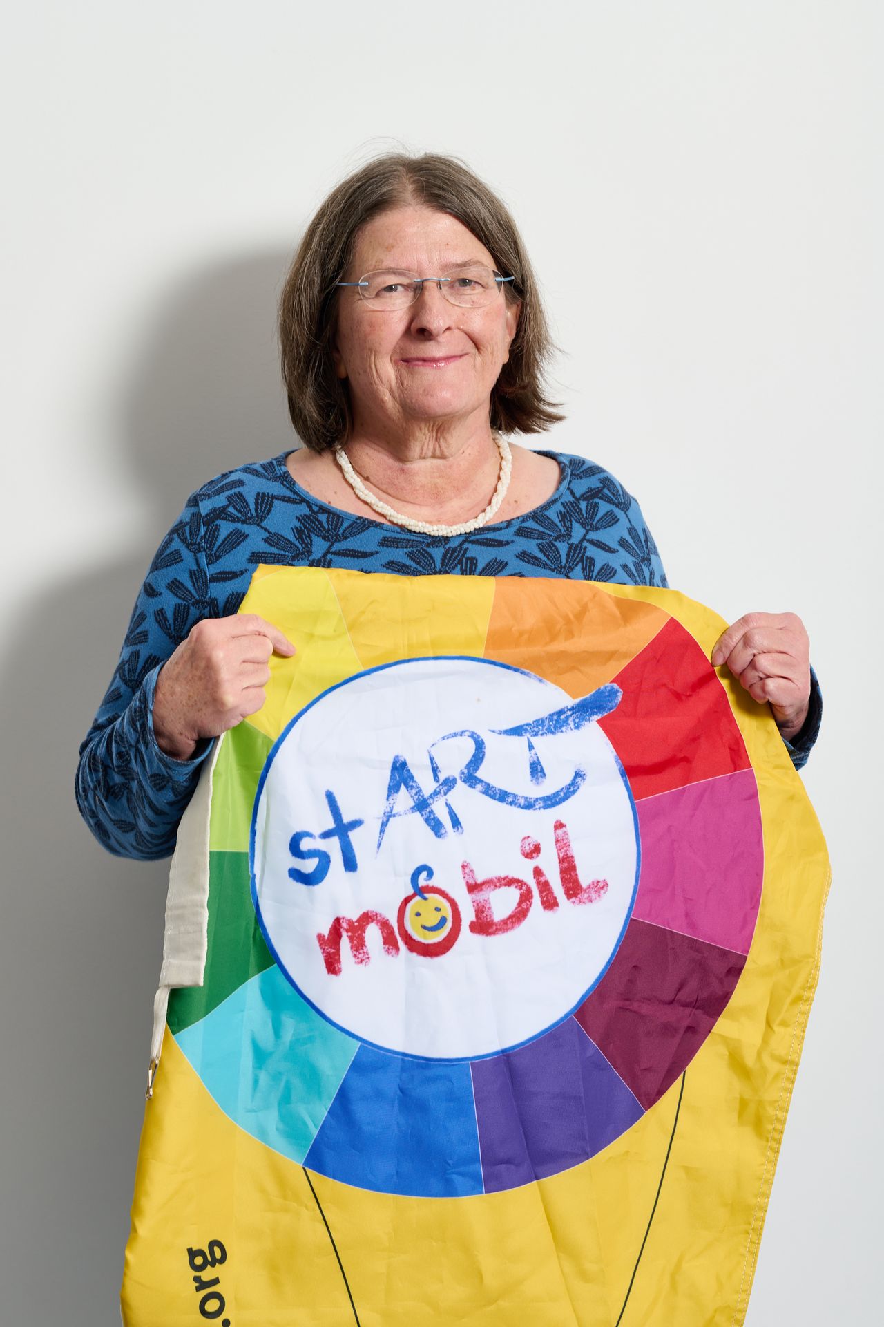 Dame hält Flagge vom Verein hoch.