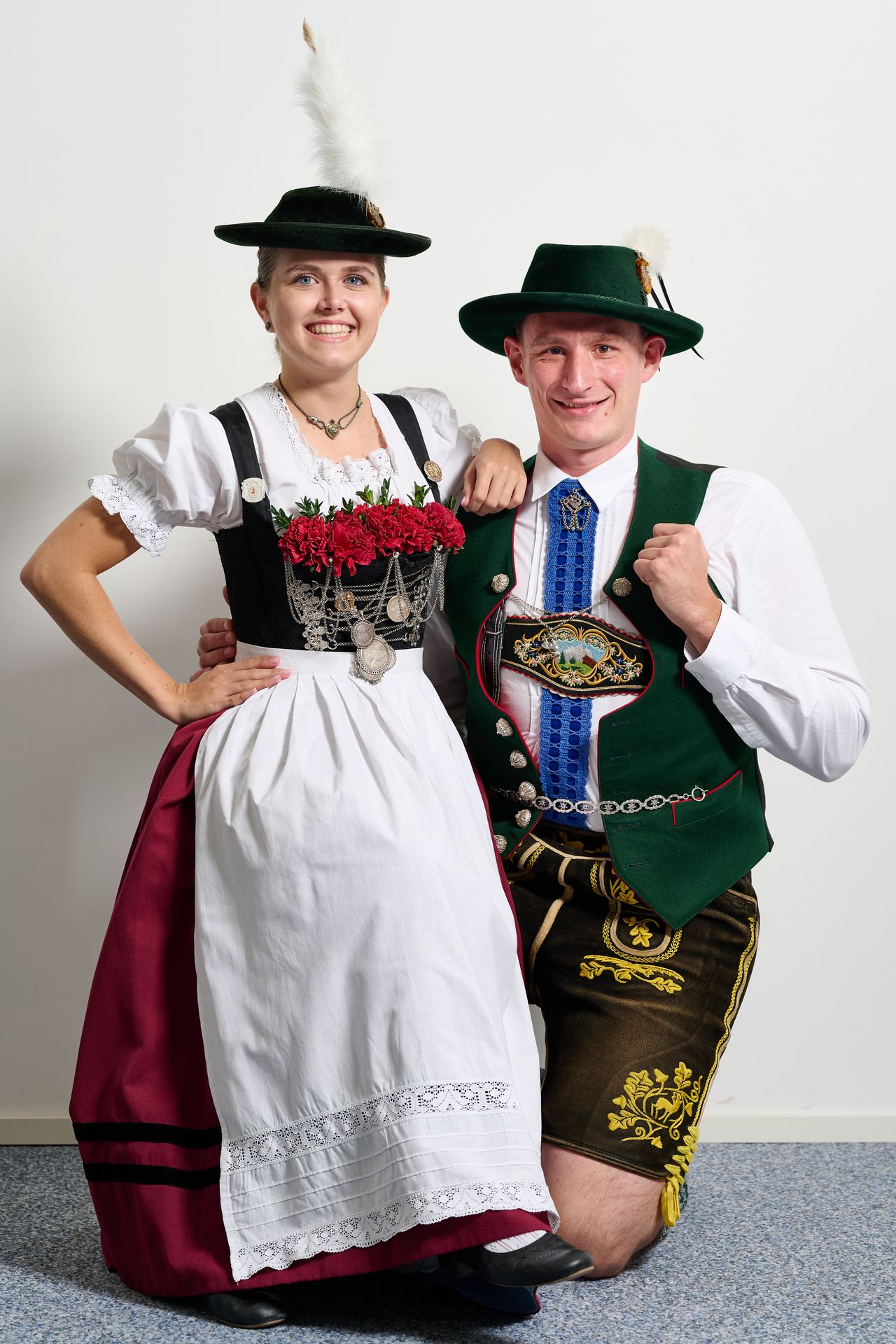 Zwei Personen in Tracht.