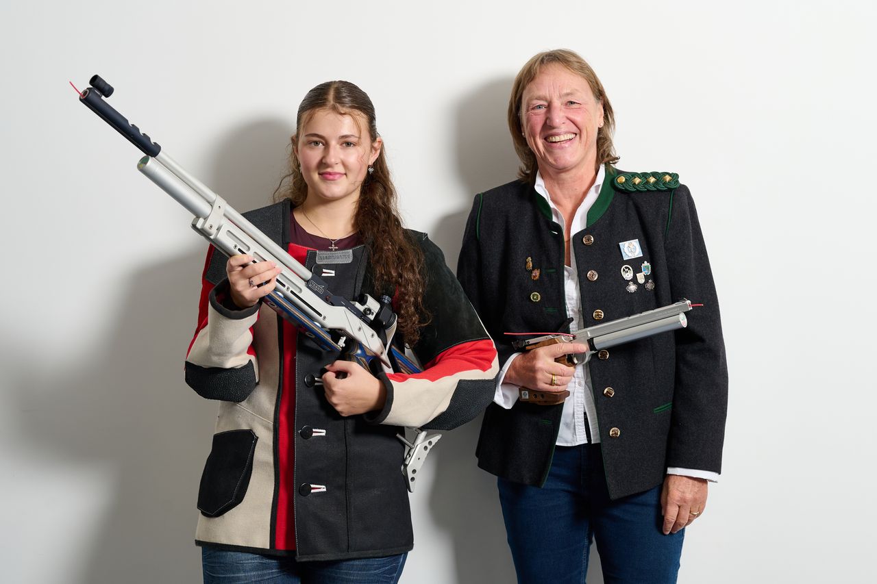 Zwei Frauen halten Ihre Luftgewehre