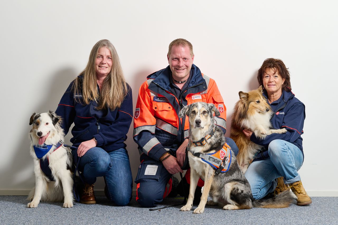 Drei Personen der Malteser mit Ihren Hunden