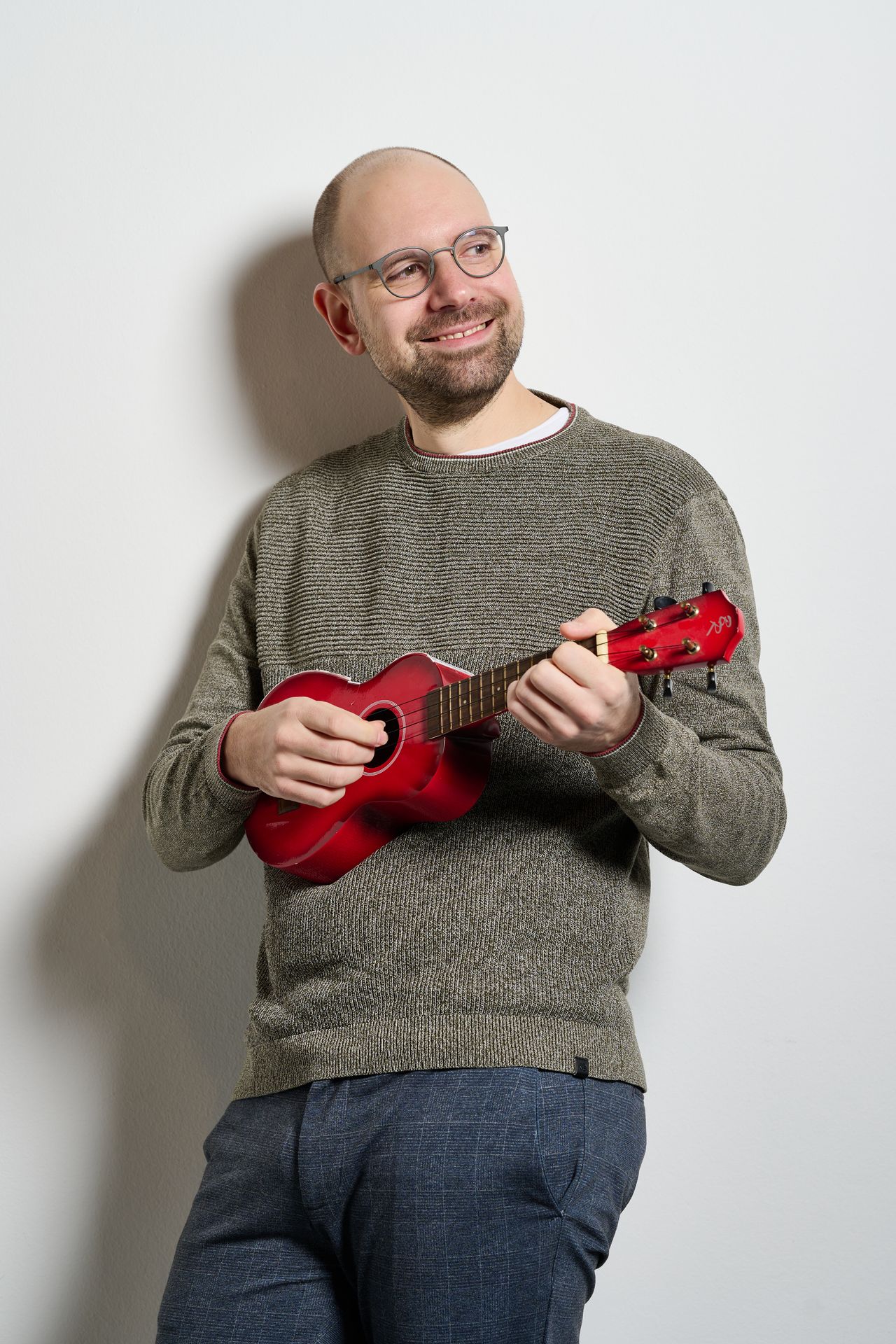 Musiker steht mit seiner Ukulele