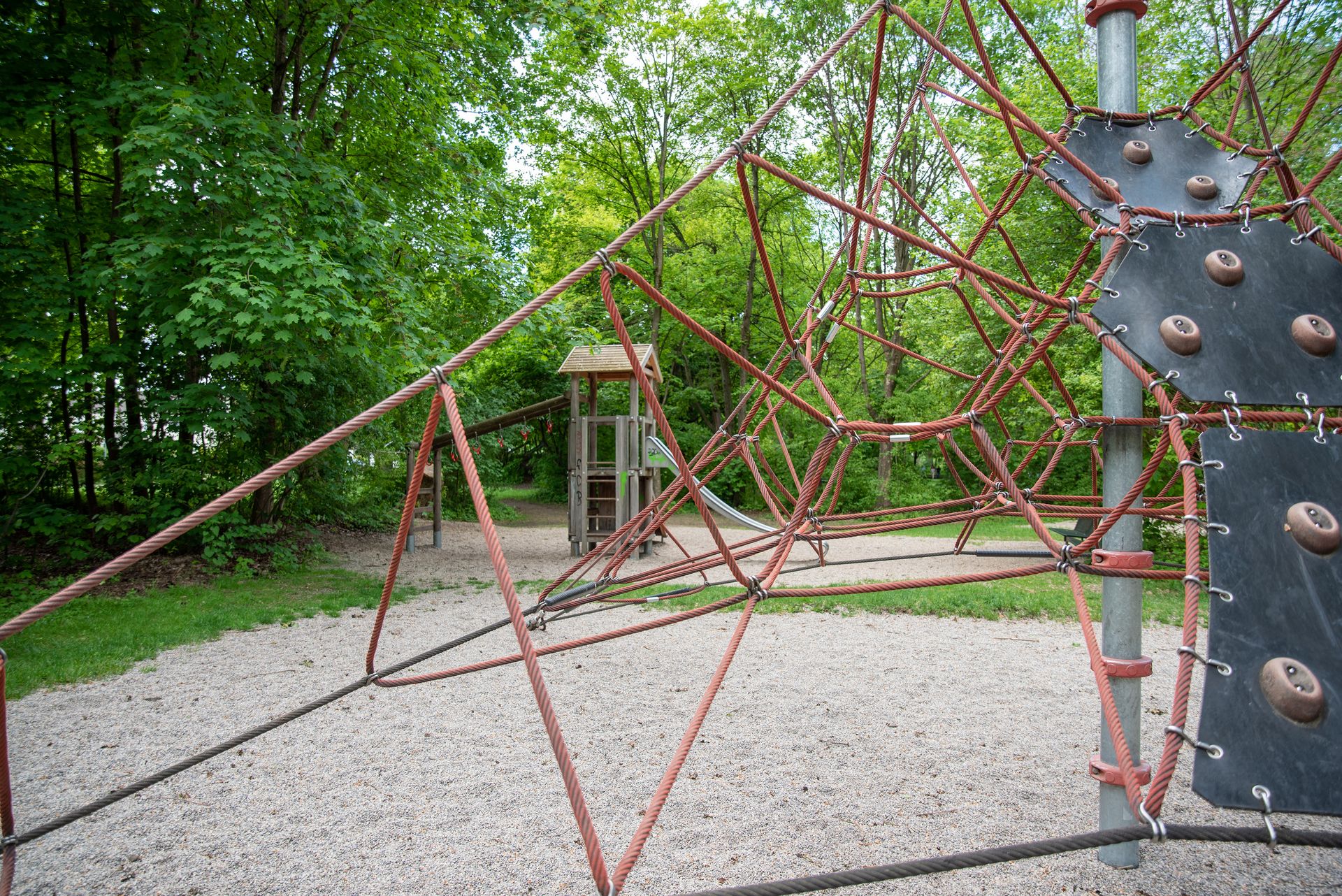 Seilzirkus und Spielturm am Spielplatz an der Puchheimer Straße