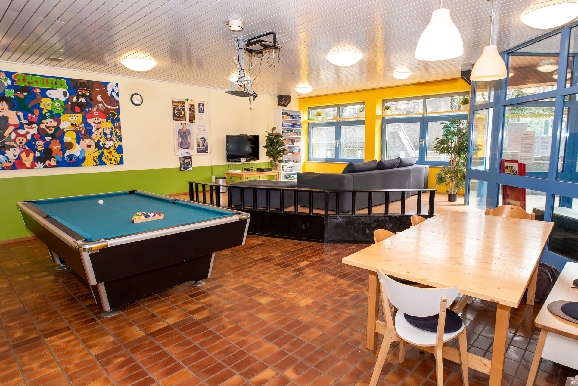 Ansicht des Foyerbereichs der JBS Impuls: Billiardtisch, Couch, Tisch