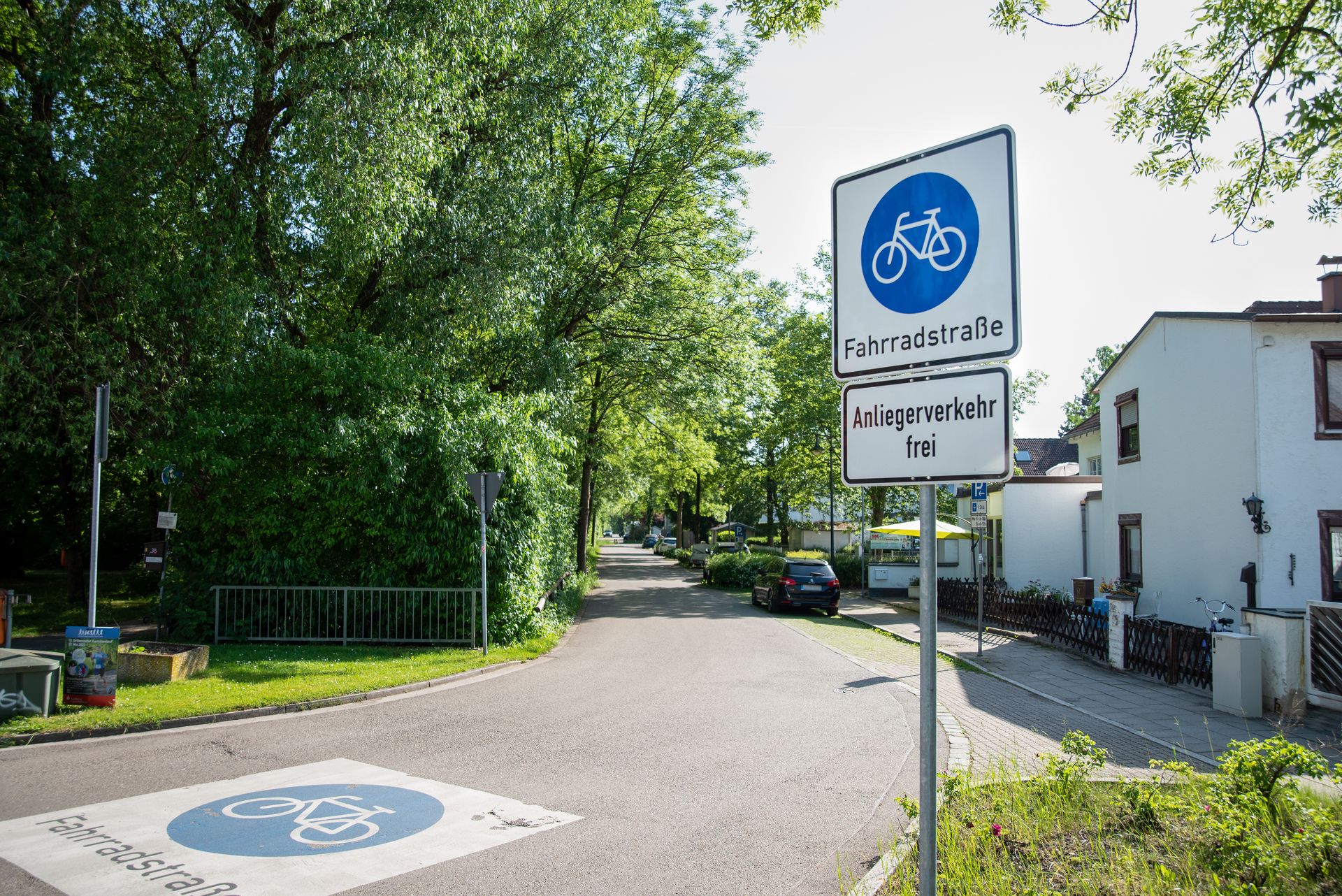 Radfahren in Gröbenzell macht Spaß: Ergebnisse des ADFC-Fahrradklimatest 2022 vorgestellt Blick über die Fahrradstraße Hans-Sachs-Straße mit dem Vekehrsschild "Fahrradstraße" im Vordergrund
