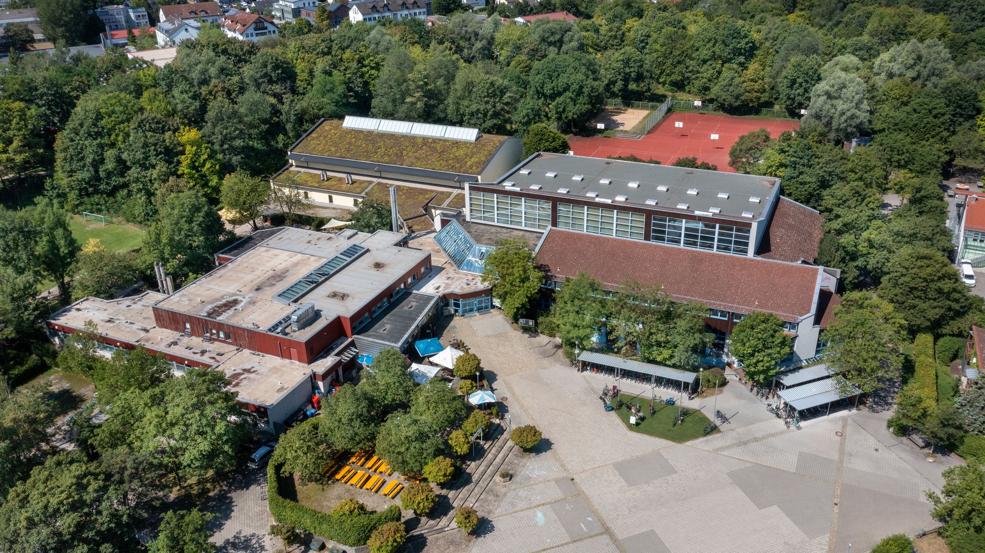 Luftaufnahme vom Gröbenzeller Freizeitzentrum: man sieht die Sportanlagen, die Halle, den Vorplatz