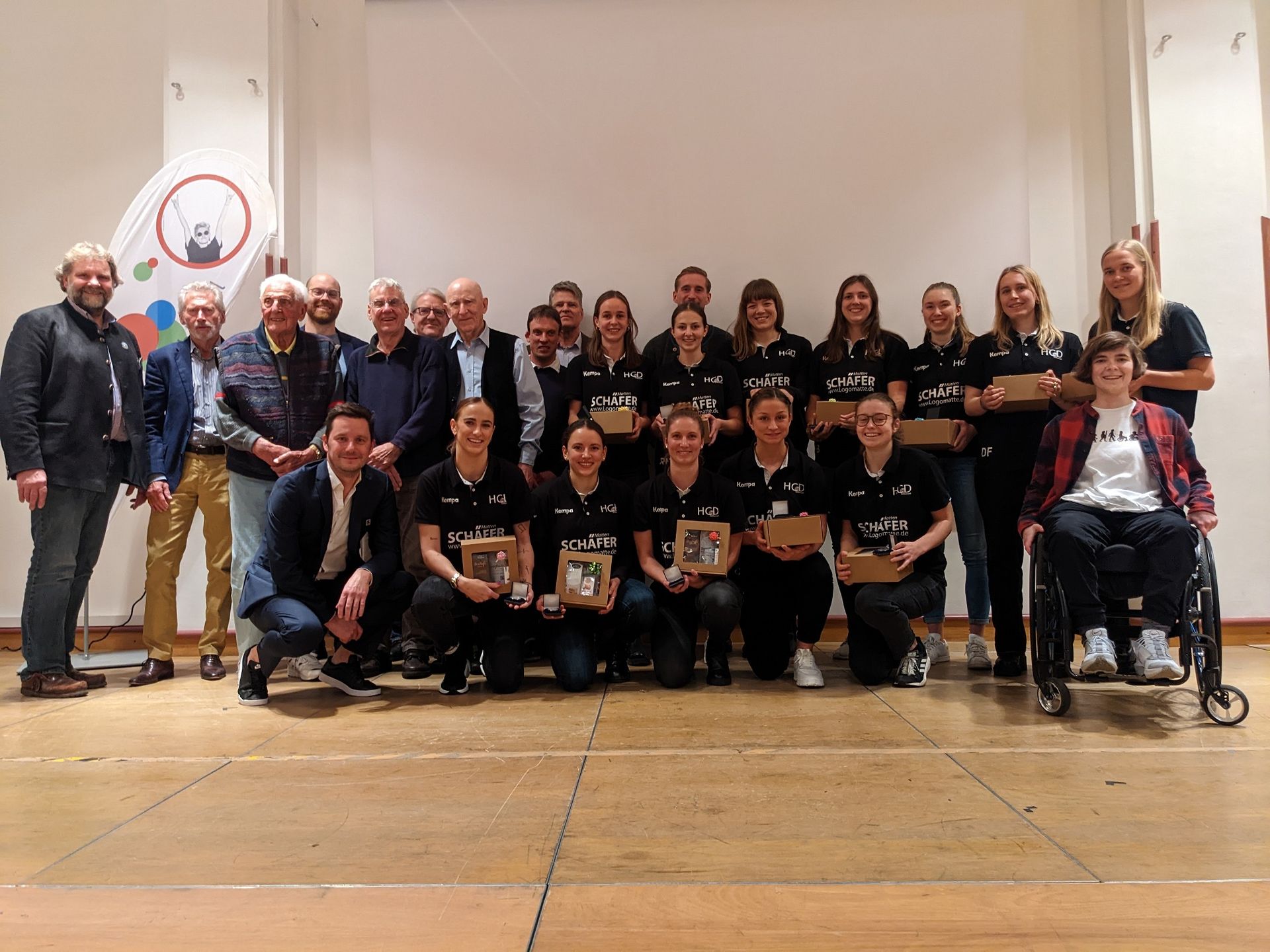 Gröbenzeller Sportlerehrung 2022 Alle ausgezeichneten Sportlerinnen und Sportler sowie Laudatoren und Erster Bürgermeister Martin Schäfer.v