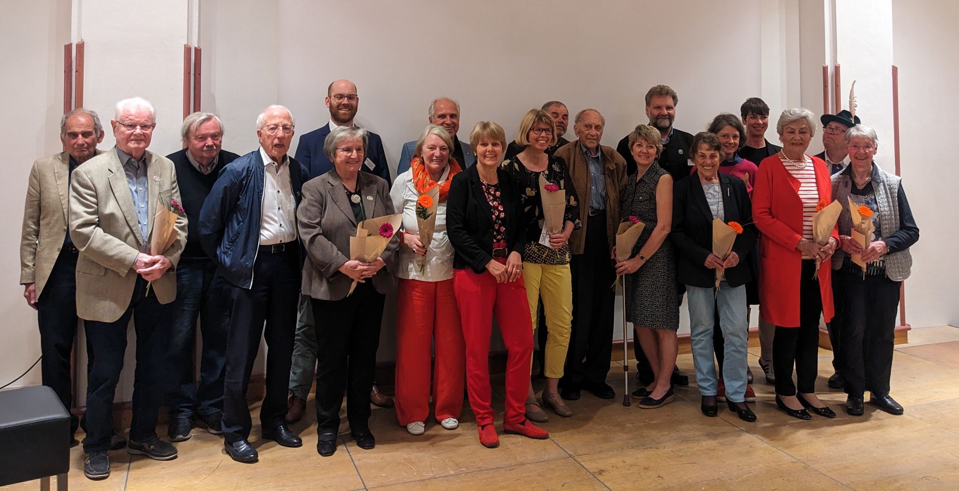 Würdigung für ehrenamtliches Engagement in Gröbenzell Alle Geehrten und Laudatoren bzw. Laudatorin mit Bürgermeister Martin Schäfer und Gemeinderätin Ursel Eichinger (Ehrenamtskoordinatorin).