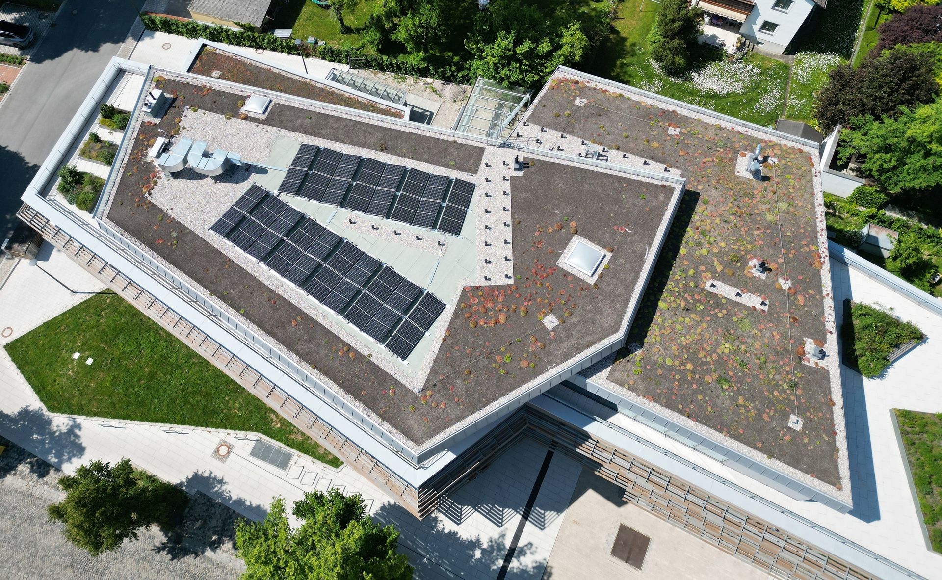 Gemeinde Gröbenzell setzt auf Sonnenenergie: PV-Anlage auf Rathaus-Neubau in Betrieb genommen Drohnenbild der PV-Anlage auf dem Rathausdach