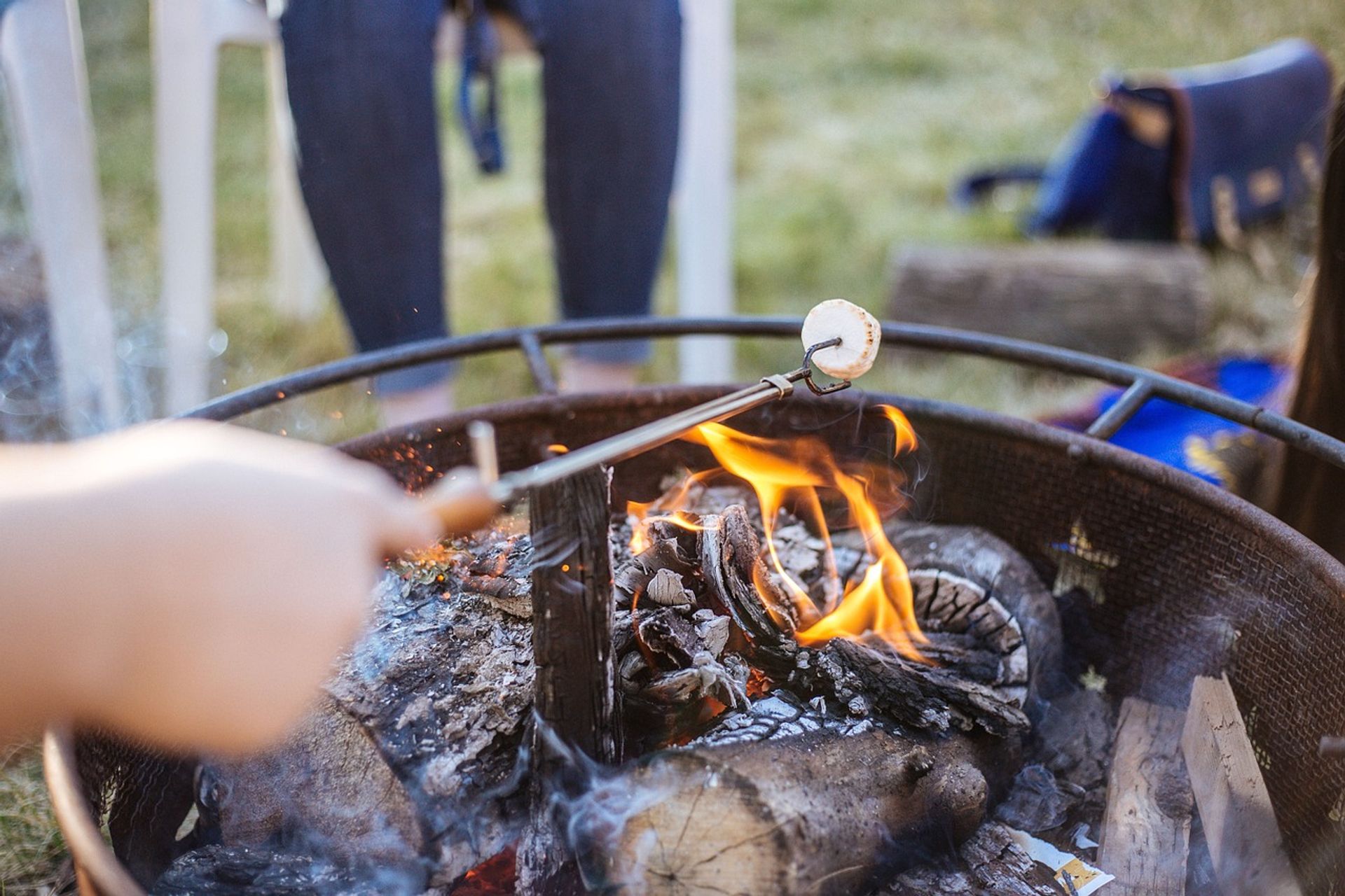 Lagerfeuer zum Ferienabschluss (Kinderprogramm Impuls) Marshmallow wird über Lagerfeuer gegrillt.