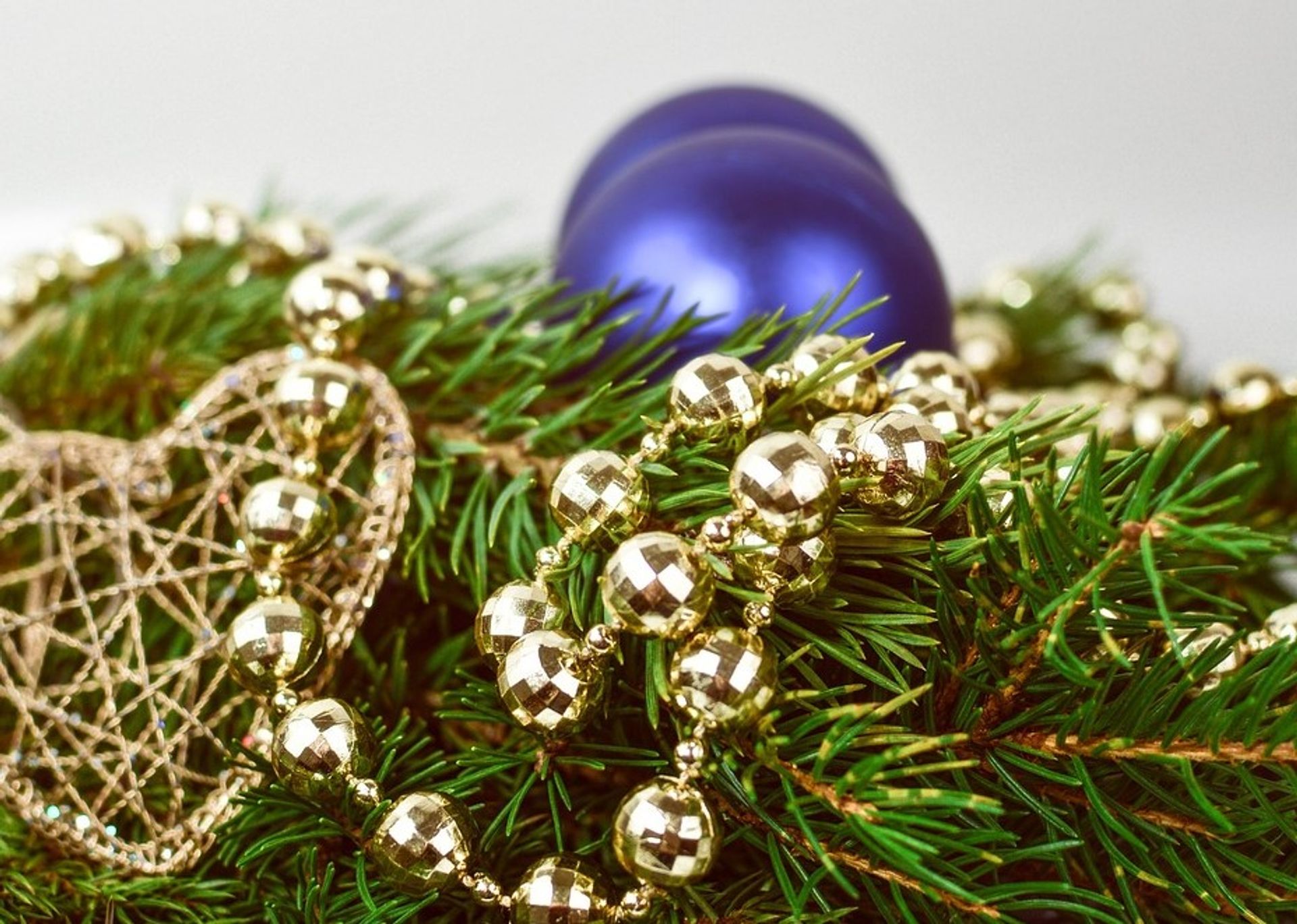 Deko und blauer Christbaumkugel