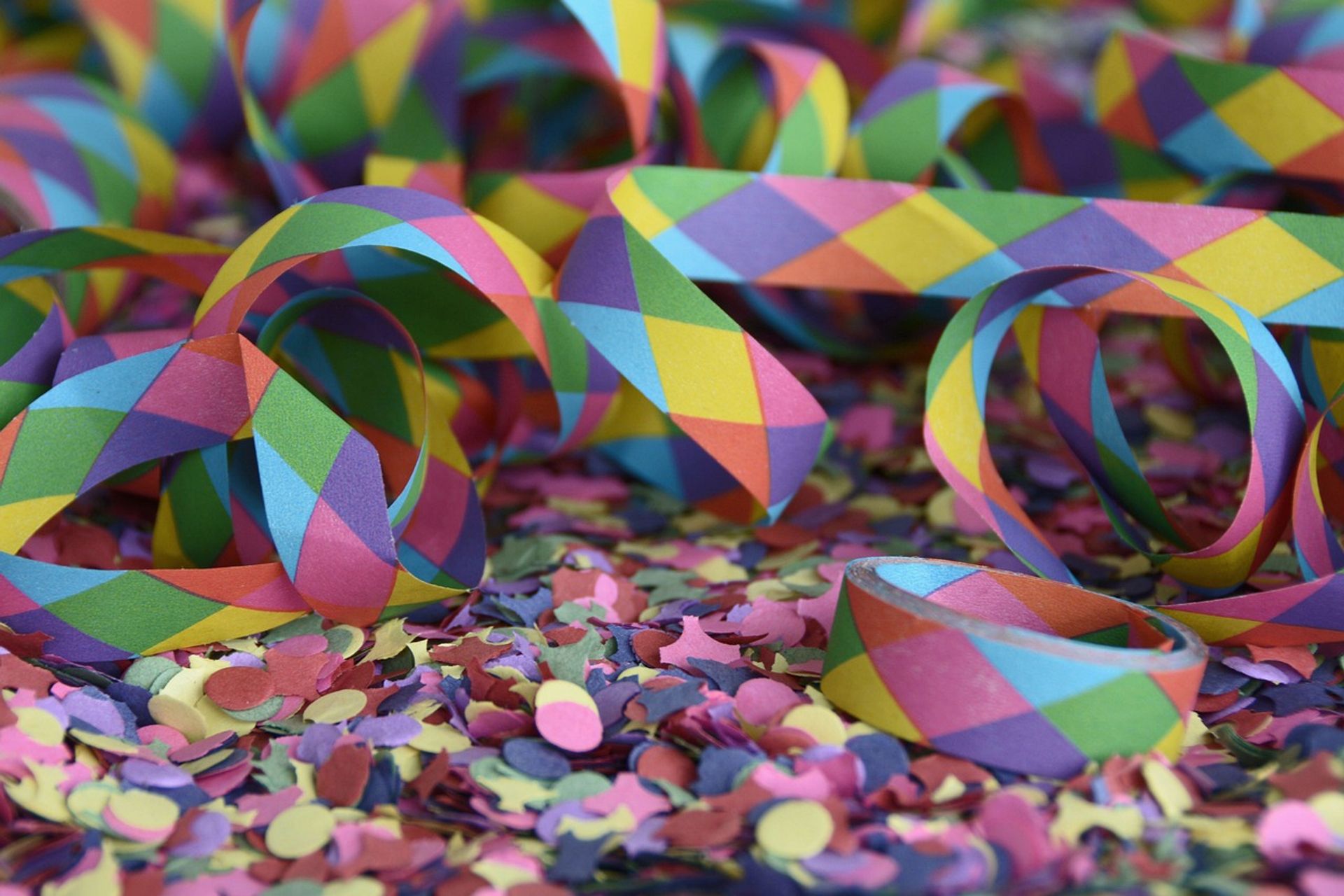Große Impuls-Faschingsdisco (Kinderprogramm Impuls) Viele Luftschlangen und Konfetti