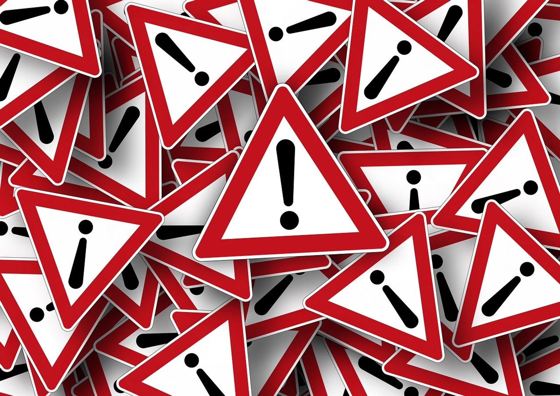 Warnschilder mit Ausrufezeichen (übereinander gelegt als Muster)