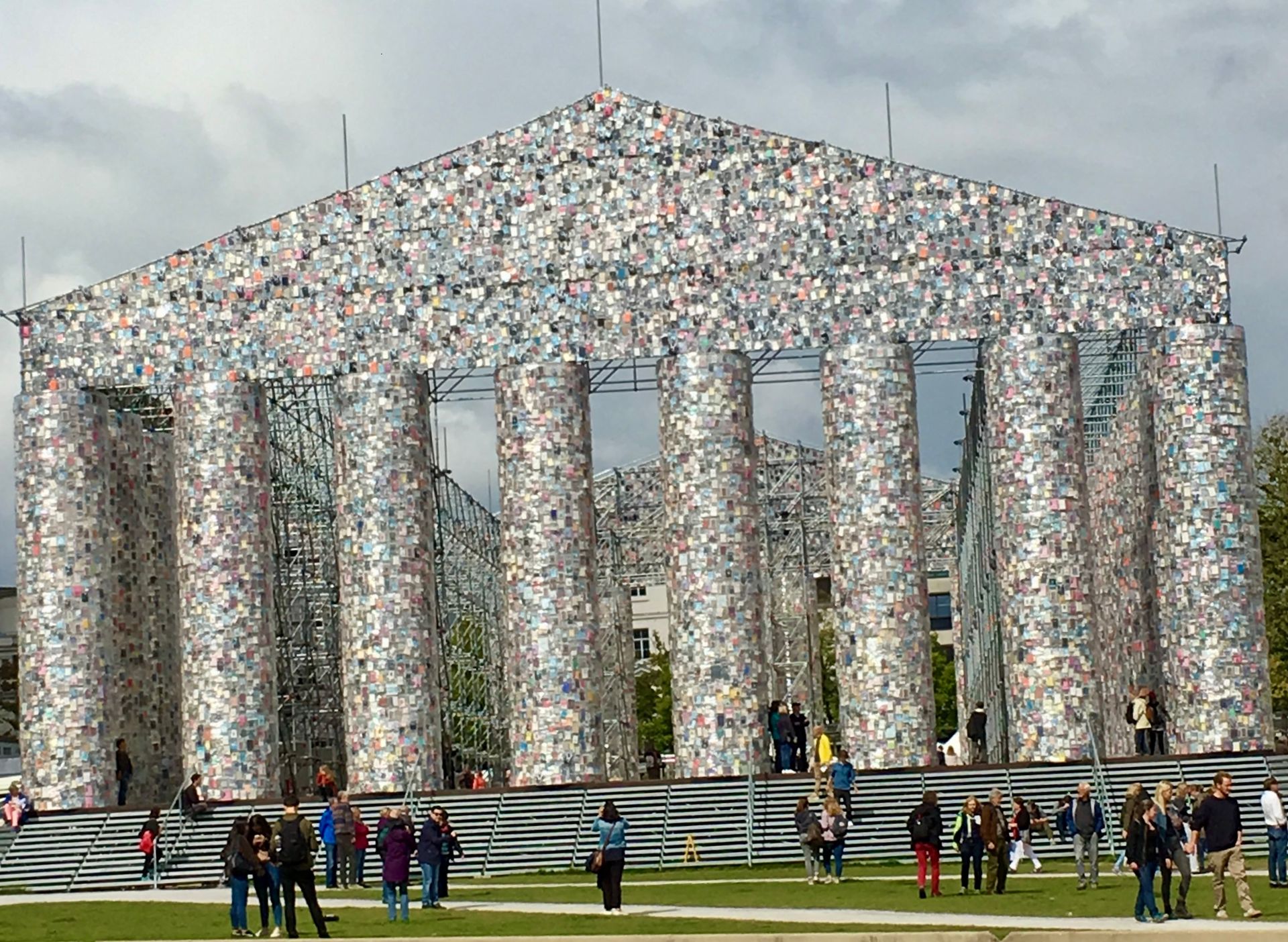 Senioren erleben Kultur: Pinakothek der Moderne "Parthenon der verbotenen Bücher" auf der Dokumenta in Kassel 2017